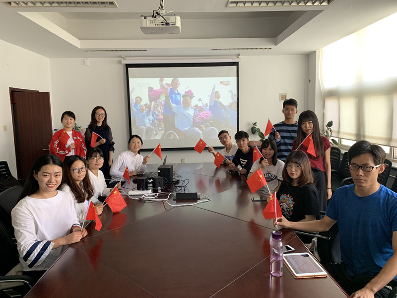 四川电子技术工业学校师生党员在劝学315观看国庆阅兵式_副本.jpg